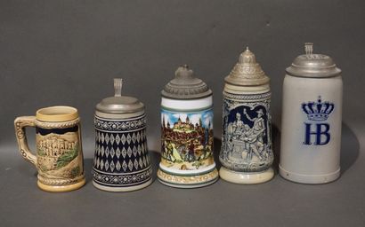 Cinq chopes en grès, opaline ou céramique...