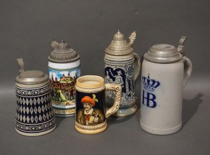 Cinq chopes en grès, opaline ou céramique...