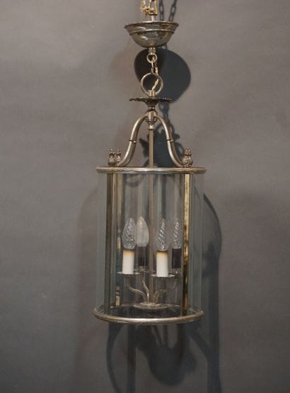 Lanterne ronde en verre et métal argenté....