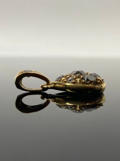 Pendentif en or jaune orné de diamants anciens,...