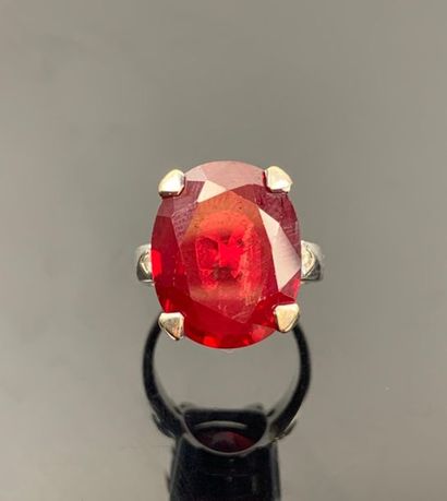 Bague en or blanc ornée d'une pierre rouge,...