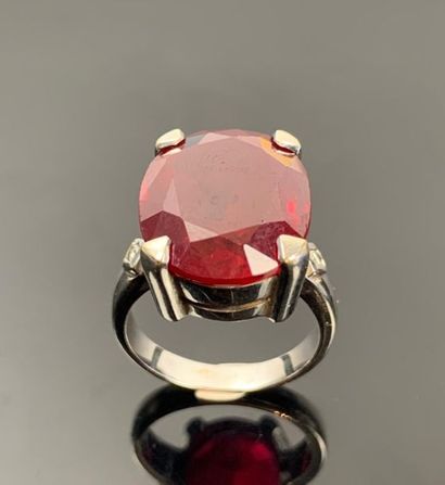 Bague en or blanc ornée d'une pierre rouge,...