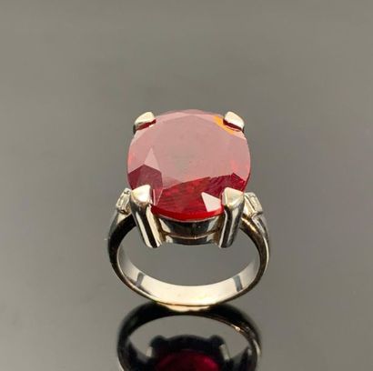 Bague en or blanc ornée d'une pierre rouge,...