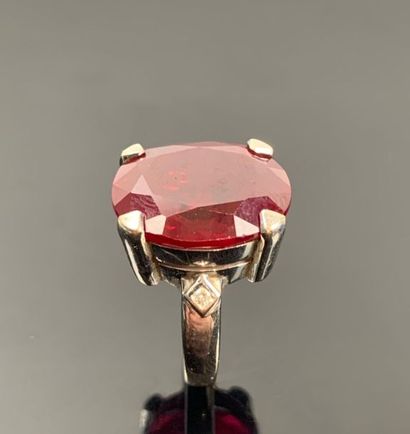 Bague en or blanc ornée d'une pierre rouge,...
