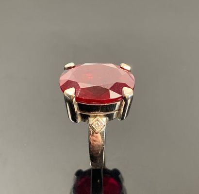 Bague en or blanc ornée d'une pierre rouge,...