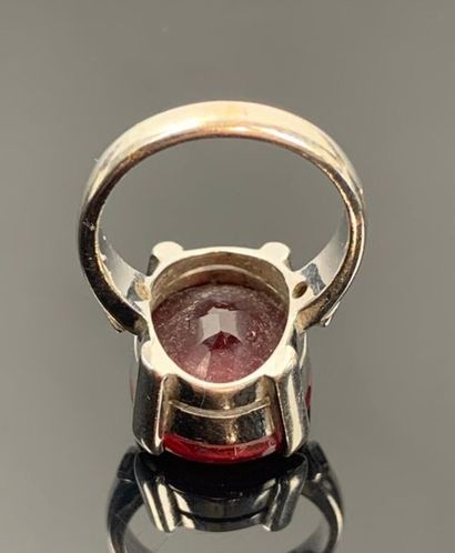 Bague en or blanc ornée d'une pierre rouge,...
