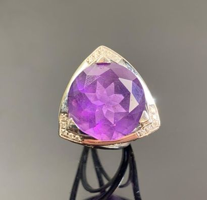 Bague en or blanc ornée d'une importante...