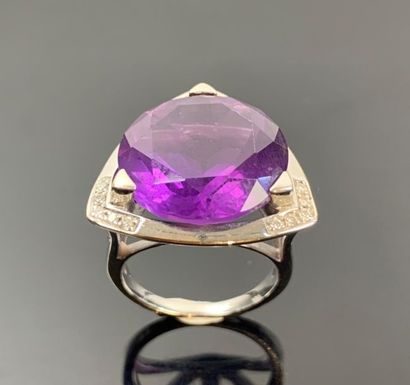 Bague en or blanc ornée d'une importante...