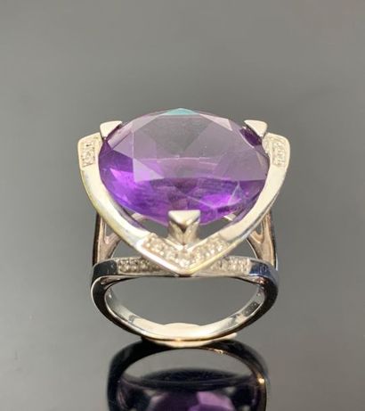 Bague en or blanc ornée d'une importante...