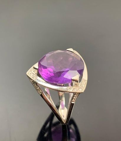 Bague en or blanc ornée d'une importante...