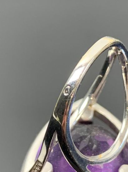 Bague en or blanc ornée d'une importante...