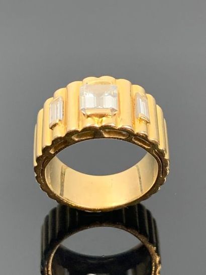 Anneau en or jaune à motifs répétés de cannelures,...