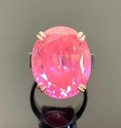 Bague en or blanc ornée d'une pierre rose.

Tour...