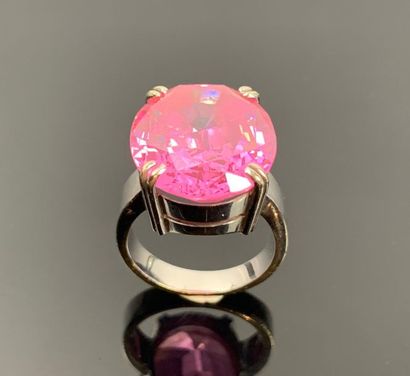 Bague en or blanc ornée d'une pierre rose.

Tour...