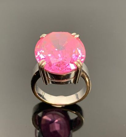 Bague en or blanc ornée d'une pierre rose.

Tour...