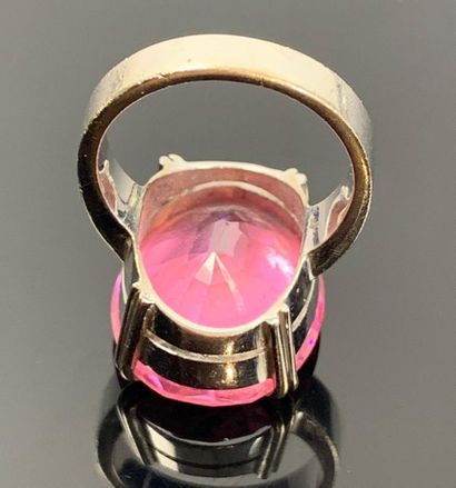 Bague en or blanc ornée d'une pierre rose.

Tour...