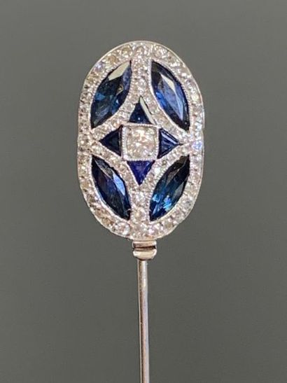 Epingle de jabot en or, ornée de diamants...