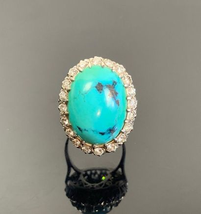 Bague en argent ornée d'une turquoise taillée...