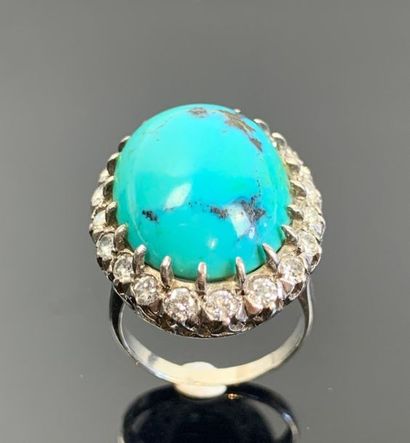 Bague en argent ornée d'une turquoise taillée...