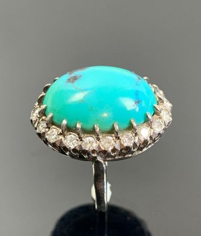 Bague en argent ornée d'une turquoise taillée...