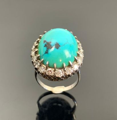 Bague en argent ornée d'une turquoise taillée...