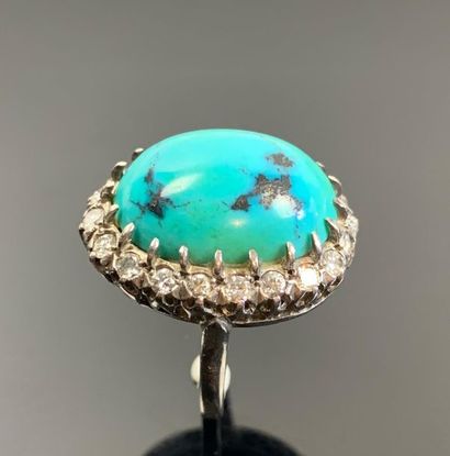 Bague en argent ornée d'une turquoise taillée...