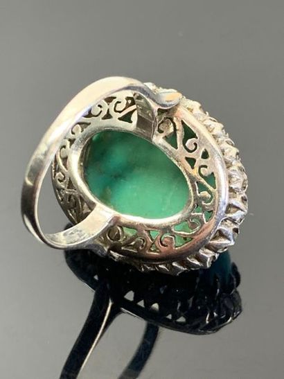 Bague en argent ornée d'une turquoise taillée...