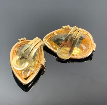 Paire de clips d'oreilles en or jaune, ornés...