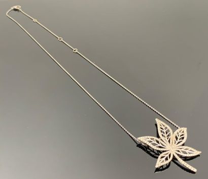 Collier en or blanc formé d'une chaine et...
