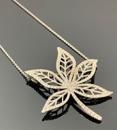 Collier en or blanc formé d'une chaine et...