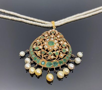 Pendentif ottoman en or jaune orné d'émeraudes...