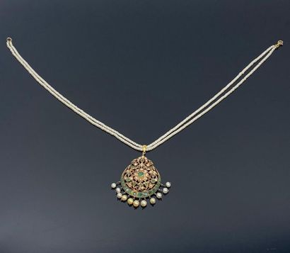 Pendentif ottoman en or jaune orné d'émeraudes...