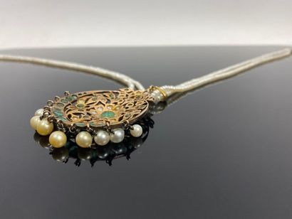 Pendentif ottoman en or jaune orné d'émeraudes...