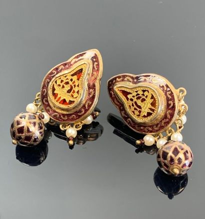 Paire de boucles d'oreille en or et émail...