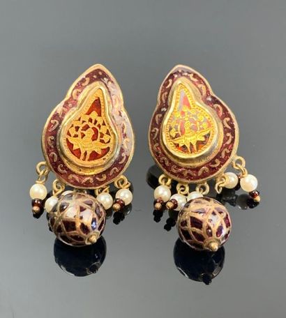 Paire de boucles d'oreille en or et émail...