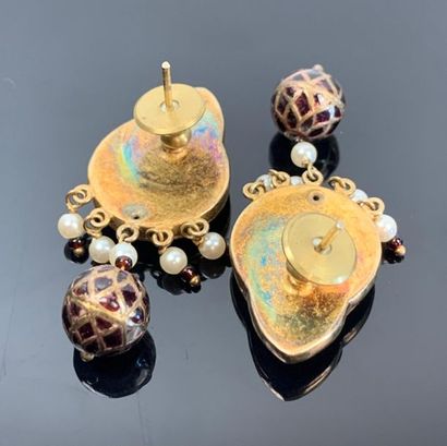 Paire de boucles d'oreille en or et émail...