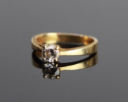 Bague solitaire en or jaune, retenant un...