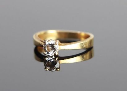 Bague solitaire en or jaune, retenant un...