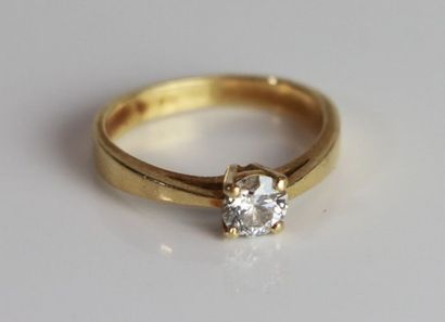 Bague solitaire en or jaune, retenant un...