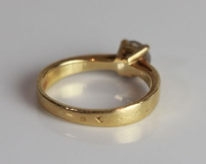 Bague solitaire en or jaune, retenant un...