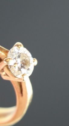 Bague solitaire en or jaune, retenant un...