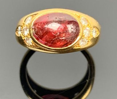 Bague en or jaune ornée d'un cabochon de...
