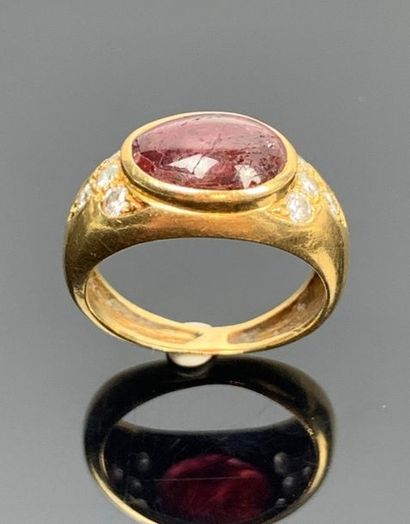 Bague en or jaune ornée d'un cabochon de...