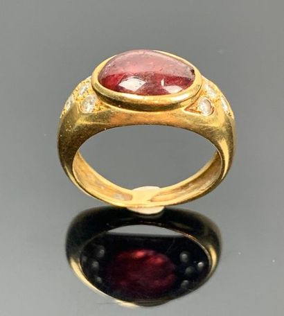 Bague en or jaune ornée d'un cabochon de...