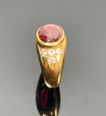 Bague en or jaune ornée d'un cabochon de...