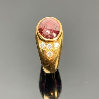 Bague en or jaune ornée d'un cabochon de...