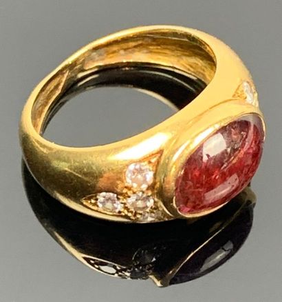 Bague en or jaune ornée d'un cabochon de...