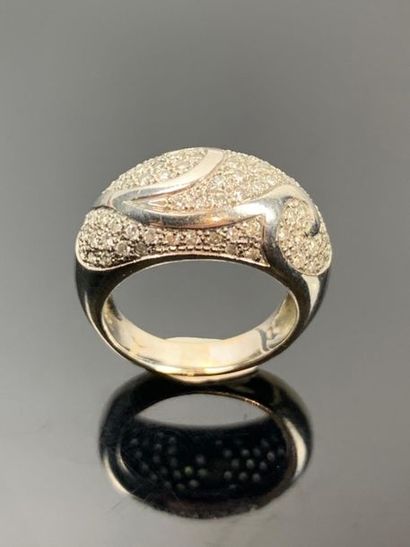Bague en or blanc ornée de diamants dans...