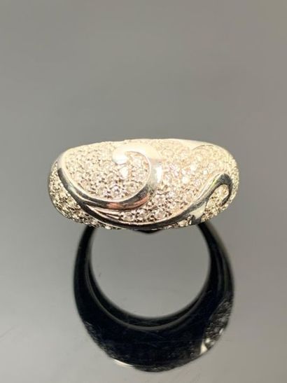Bague en or blanc ornée de diamants dans...