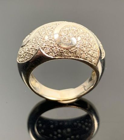 Bague en or blanc ornée de diamants dans...